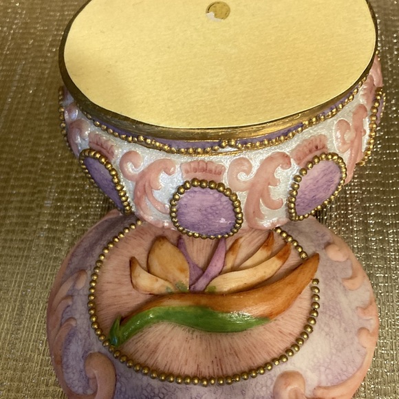 Vintage Oval trinket box with lid beautiful design and on top a flower. - Picture 6 of 6